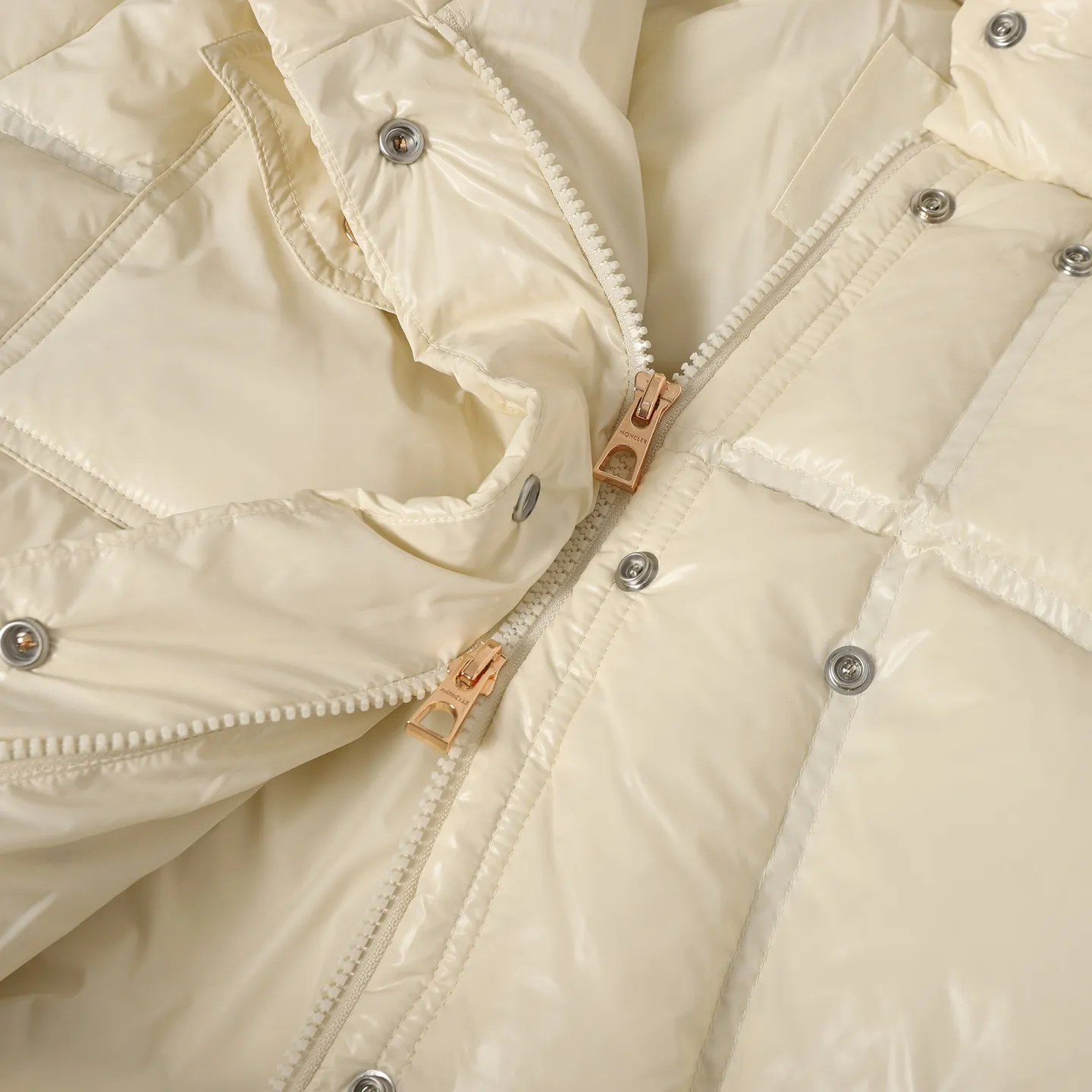 Moncler/ ： super laqué ， ， ， ， 。 ： super laqué ， ， 。 ， ， ， （ + ） ： + ， 90 ： ， 210g， ， ，Rebound 。 ： ：Black/Beige/Green SIZE：1/2/3/4